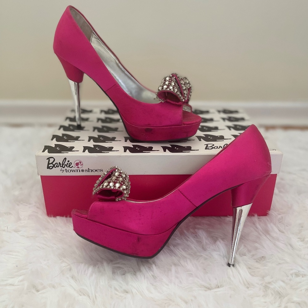 Town Shoes - Barbie - size 7.5